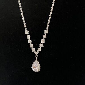 Elegant Silver Tone Necklace with Teardrop Pendant